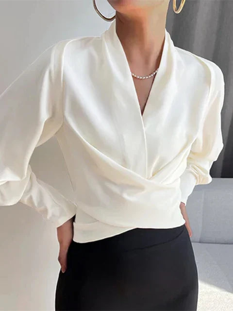 Emmy – Satijnen Blouse met V-Hals en Pofmouwen